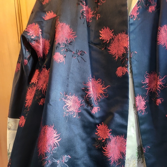 Chinese Reversible Robe Black with Red Details - Picture 3 of 10